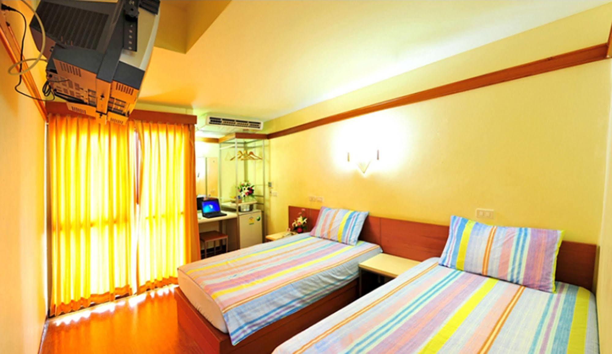 Mad Monkey Hostel Bangkok Banguecoque Exterior foto